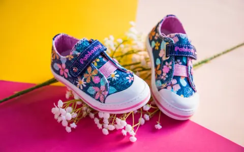 Zapatitos de bebé talla 17 con estampado floral, listos para los primeros pasos.