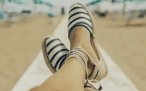 Zapatillas de esparto a rayas, listas para lavar en lavadora y lucir frescas en la playa.