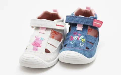 Sandalias Biomecanics de lona: una blanca con jirafa, otra vaquera con "smile".