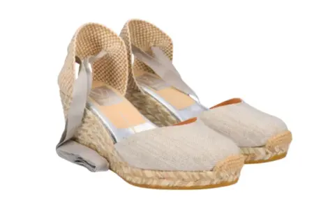 Alpargatas de cuña color beige con cintas grises. Perfectas para looks veraniegos y cómodos.