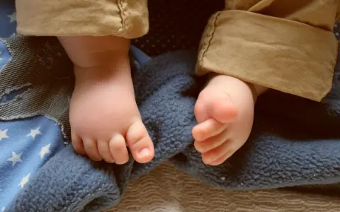 Los pies de mi bebe están calientitos y un poco húmedos, envueltos en mantas.
