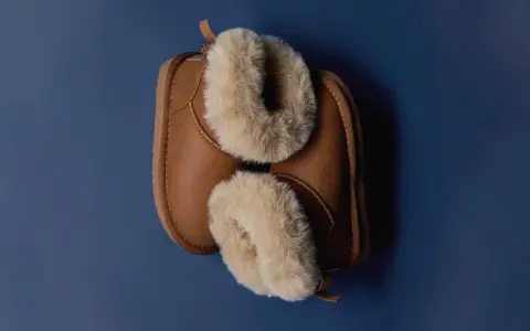Botas de serraje marrones con borreguito. Aprende como limpiar botas de serraje para que queden como nuevas.