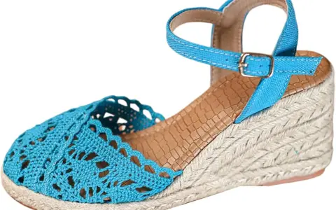 Cuñas ibicencas azules de crochet con correa al tobillo y cuña de esparto. Perfectas para un look veraniego.
