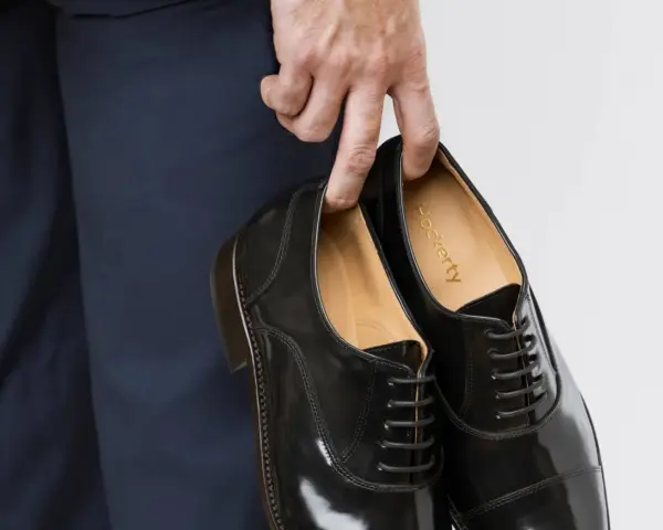 Elegantes zapatos negros de cordones, perfectos para el protocolo de boda hombre.