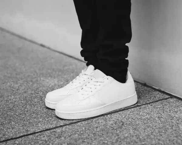 Unas zapatillas blancas impecables, listas para blanquear suela zapatillas y lucir como nuevas.