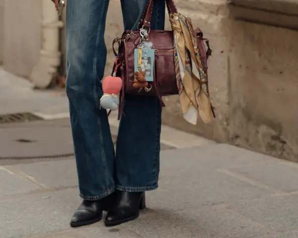 Botas negras y vaqueros acampanados, el look perfecto de zapatos para llevar con vaqueros mujer.