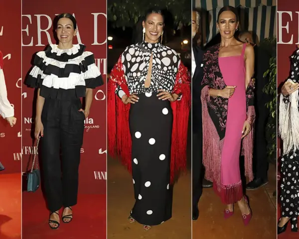 Cinco mujeres posan en una alfombra roja. Una lleva un look con lunares y un chal rojo, como un pescaito.