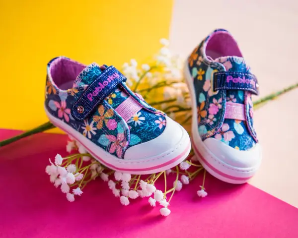 Zapatitos de bebé talla 17 con estampado floral, listos para los primeros pasos.