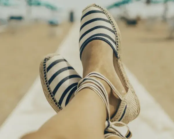 Zapatillas de esparto a rayas, listas para lavar en lavadora y lucir frescas en la playa.