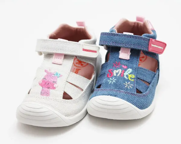 Sandalias Biomecanics de lona: una blanca con jirafa, otra vaquera con "smile".