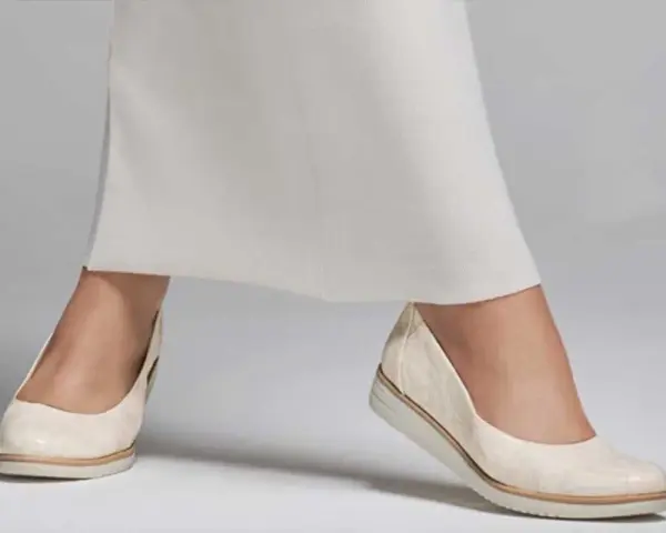 Zapatos cómodos y elegantes, ideales como calzado para pies cavos, con un diseño moderno y un acabado texturizado.