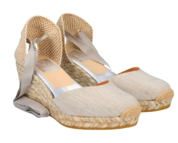 Alpargatas de cuña color beige con cintas grises. Perfectas para looks veraniegos y cómodos.
