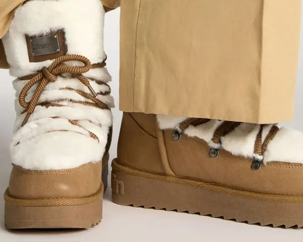 Botas de invierno marrones con forro de pelo blanco y cordones. Perfectas para limpiar y mantenerlas impecables.