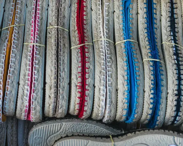 Esparteñas de colores vibrantes, listas para limpiar esparto con bicarbonato y lucir impecables.