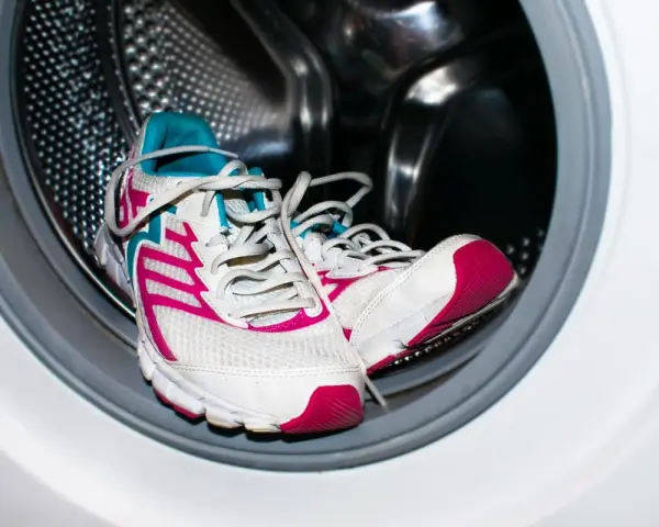 Zapatillas deportivas blancas con detalles fucsia y turquesa listas para ser lavadas en la lavadora. ¡Sí, se pueden lavar las Skechers en la lavadora!