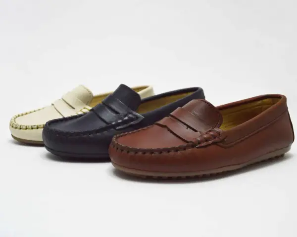 Tres mocasines de niño en colores crema, azul marino y marrón. Ideales para combinar con cualquier atuendo.