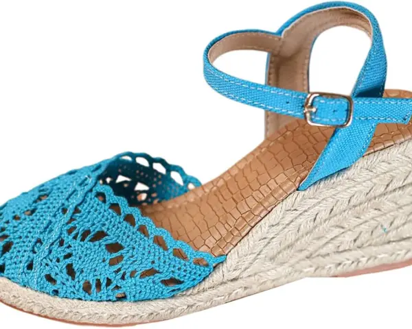 Cuñas ibicencas azules de crochet con correa al tobillo y cuña de esparto. Perfectas para un look veraniego.