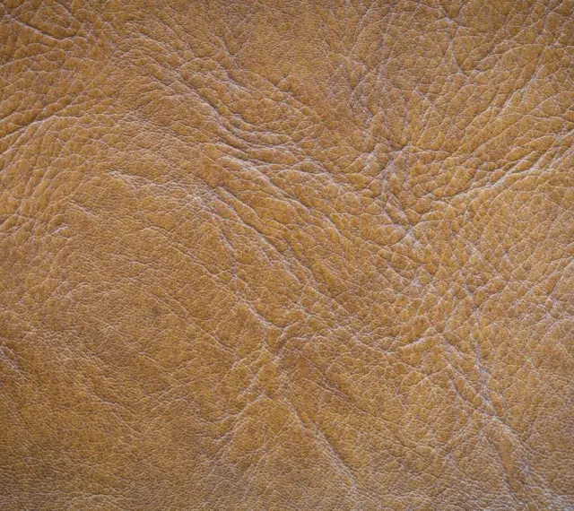 Textura de serraje marrón, que es un tipo de cuero con un acabado rugoso y natural, ideal para calzado o accesorios.