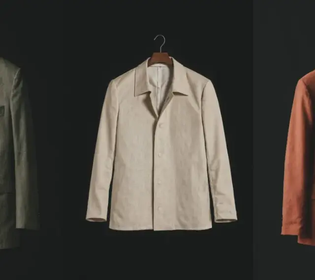 Tres chaquetas de lino en tonos verde, beige y terracota, un ejemplo de slow fashion atemporal y de calidad.
