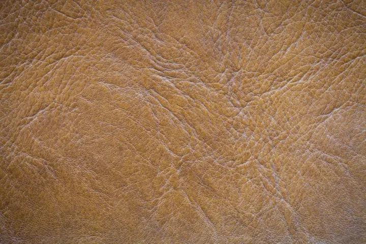 Textura de serraje marrón, que es un tipo de cuero con un acabado rugoso y natural, ideal para calzado o accesorios.