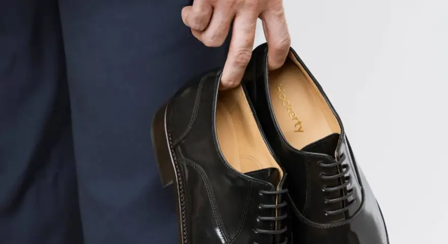 Elegantes zapatos negros de cordones, perfectos para el protocolo de boda hombre.