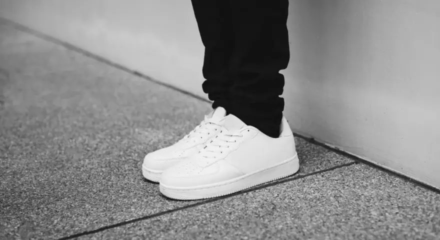 Unas zapatillas blancas impecables, listas para blanquear suela zapatillas y lucir como nuevas.