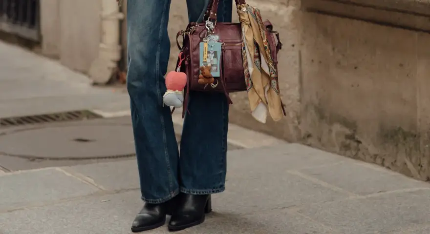 Botas negras y vaqueros acampanados, el look perfecto de zapatos para llevar con vaqueros mujer.