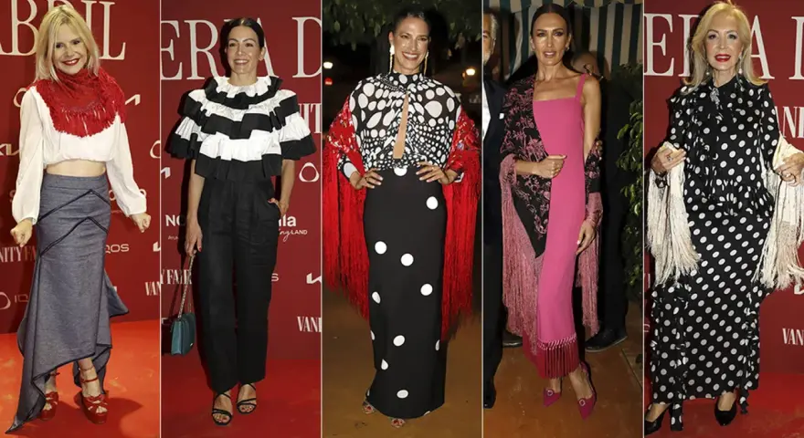 Cinco mujeres posan en una alfombra roja. Una lleva un look con lunares y un chal rojo, como un pescaito.
