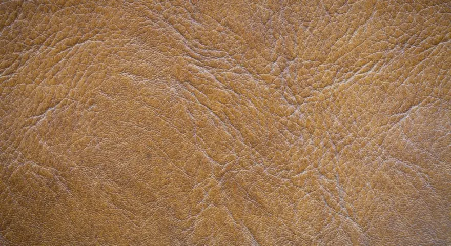Textura de serraje marrón, que es un tipo de cuero con un acabado rugoso y natural, ideal para calzado o accesorios.