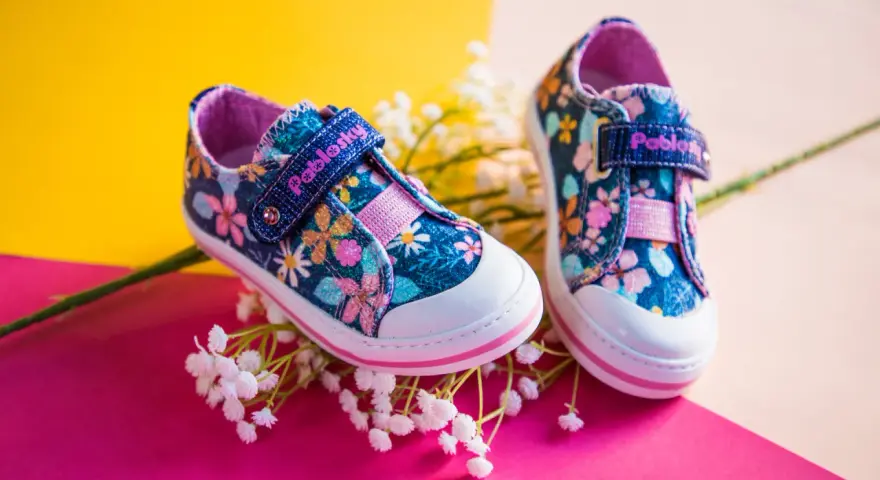 Zapatitos de bebé talla 17 con estampado floral, listos para los primeros pasos.