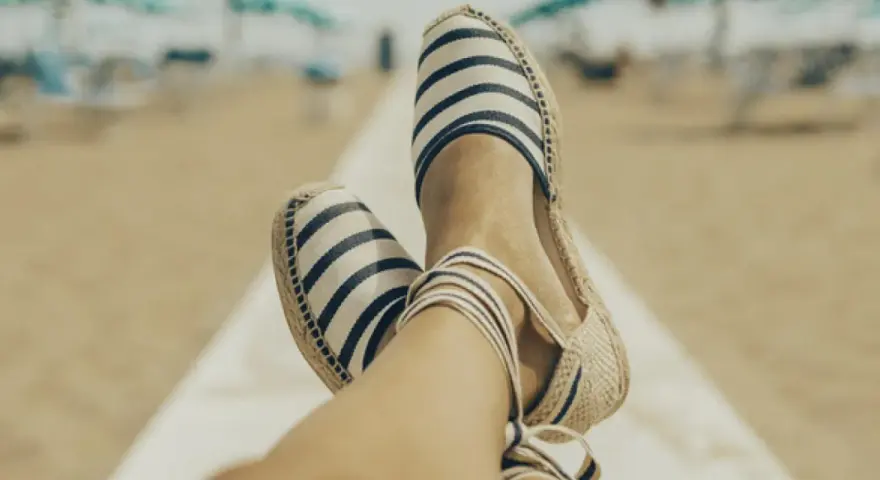 Zapatillas de esparto a rayas, listas para lavar en lavadora y lucir frescas en la playa.