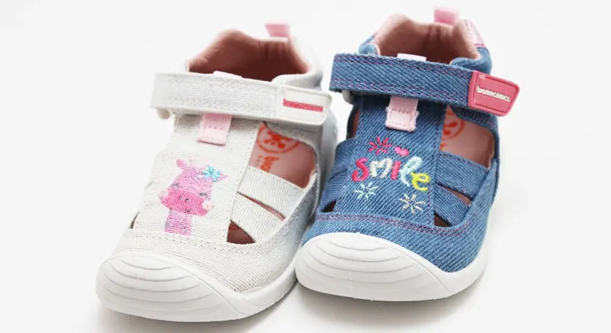 Sandalias Biomecanics de lona: una blanca con jirafa, otra vaquera con "smile".
