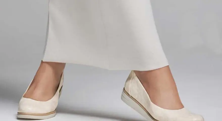 Zapatos cómodos y elegantes, ideales como calzado para pies cavos, con un diseño moderno y un acabado texturizado.
