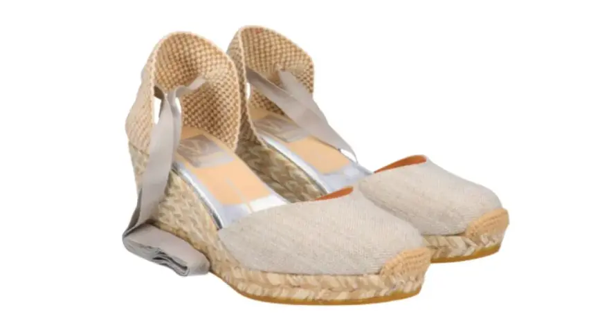 Alpargatas de cuña color beige con cintas grises. Perfectas para looks veraniegos y cómodos.