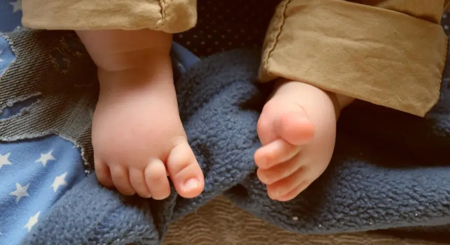 Los pies de mi bebe están calientitos y un poco húmedos, envueltos en mantas.