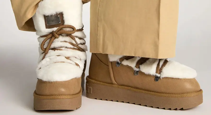 Botas de invierno marrones con forro de pelo blanco y cordones. Perfectas para limpiar y mantenerlas impecables.