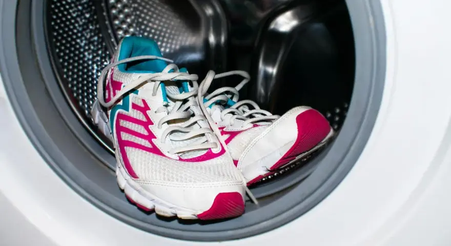 Zapatillas deportivas blancas con detalles fucsia y turquesa listas para ser lavadas en la lavadora. ¡Sí, se pueden lavar las Skechers en la lavadora!