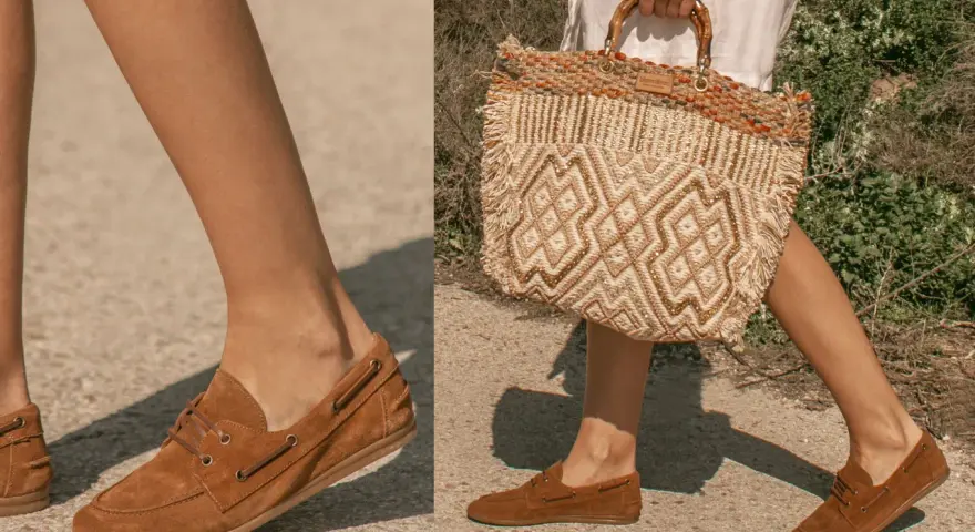 Estilo veraniego: cómo combinar mocasines beige mujer con un bolso de rafia.