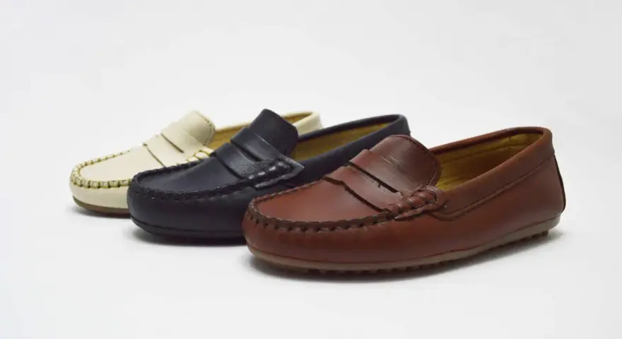 Tres mocasines de niño en colores crema, azul marino y marrón. Ideales para combinar con cualquier atuendo.