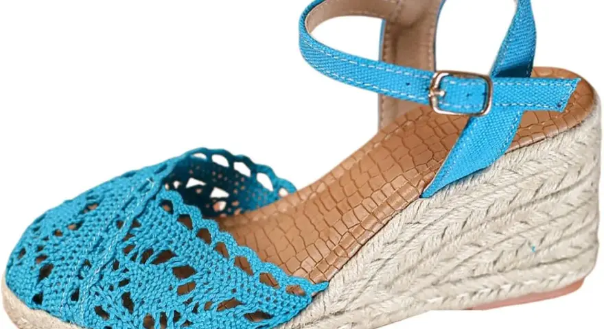 Cuñas ibicencas azules de crochet con correa al tobillo y cuña de esparto. Perfectas para un look veraniego.