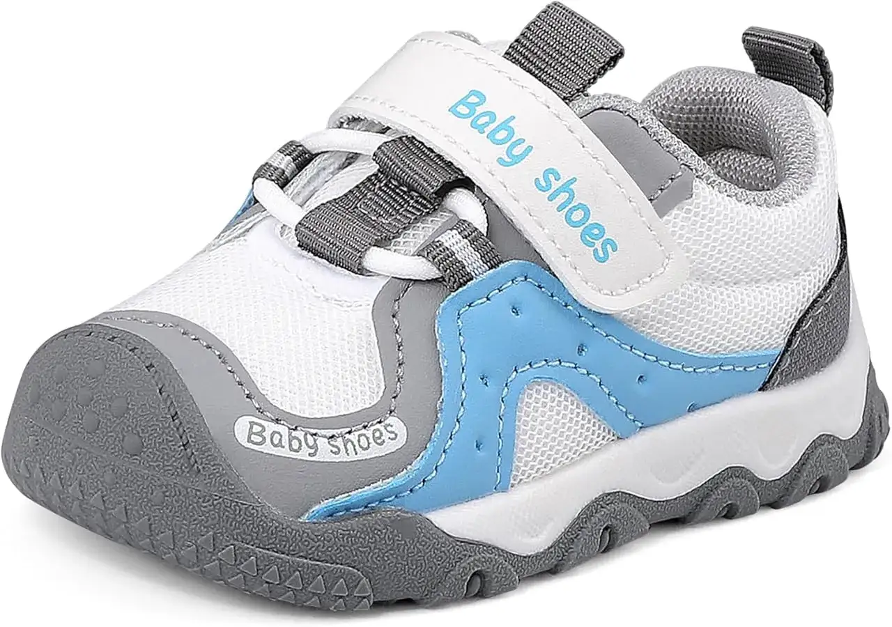 Zapatilla deportiva blanca y azul para beb&eacute;, ideal para cuando poner zapatos a un bebe.
