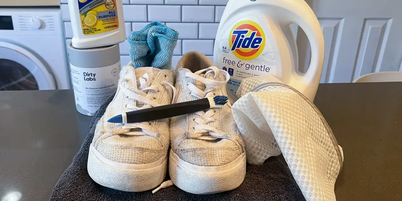 Zapatillas blancas sucias listas para blanquear suela con cepillo y productos de limpieza.
