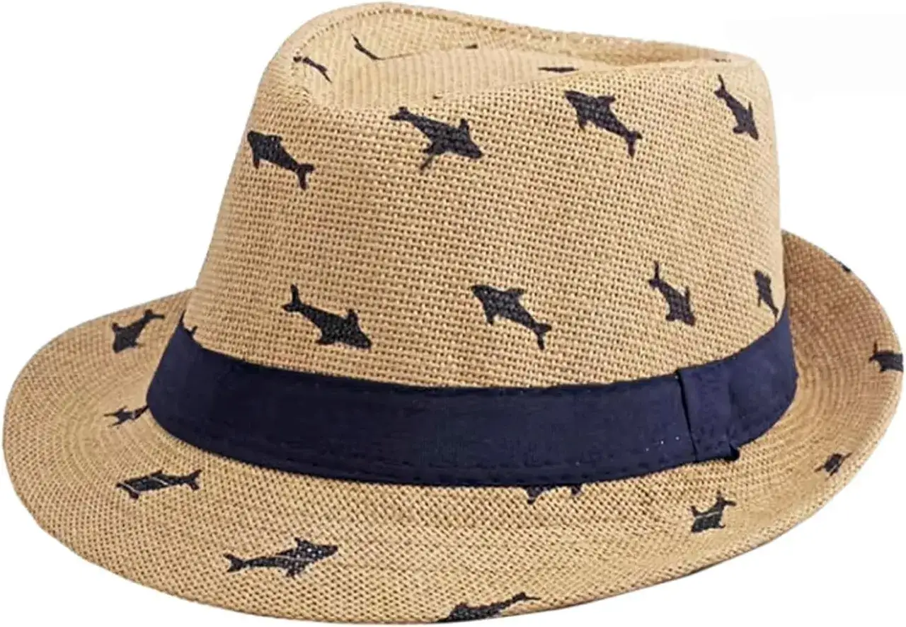 Gorro paname&ntilde;o de paja con estampado de tiburones y cinta azul marino. &iexcl;Listo para la aventura marina!