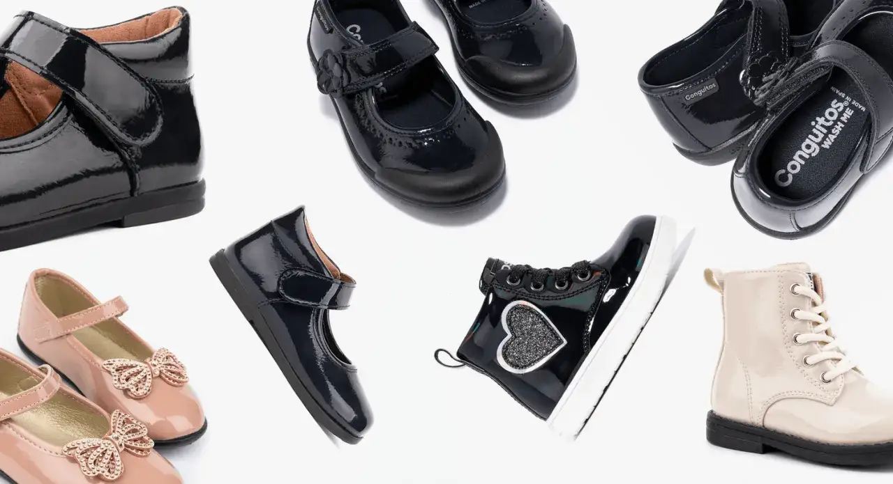 Variedad de zapatos infantiles de charol negro y beige. Aprende como limpiar zapatos de charol para que luzcan como nuevos.