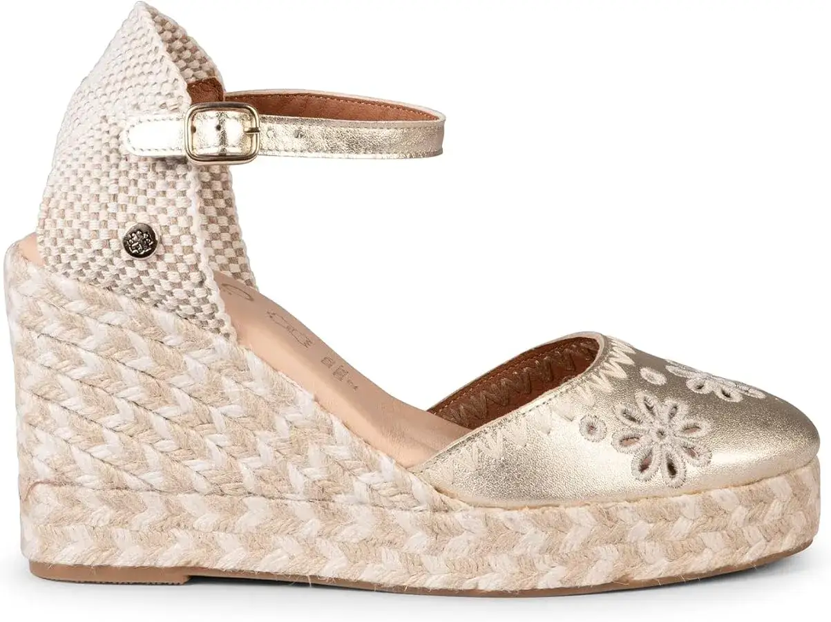 Cuñas ibicencas doradas con detalle floral y esparto trenzado. Perfectas para un look veraniego.