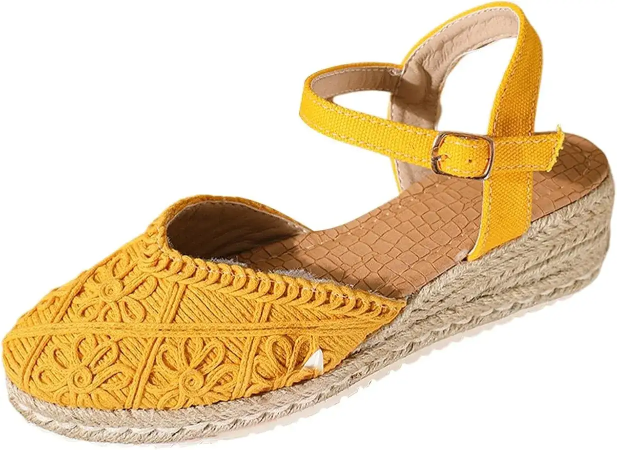 Alpargatas amarillas de cu&ntilde;a con detalle de crochet y tira al tobillo. Perfectas para combinar alpargatas mujer con estilo veraniego.