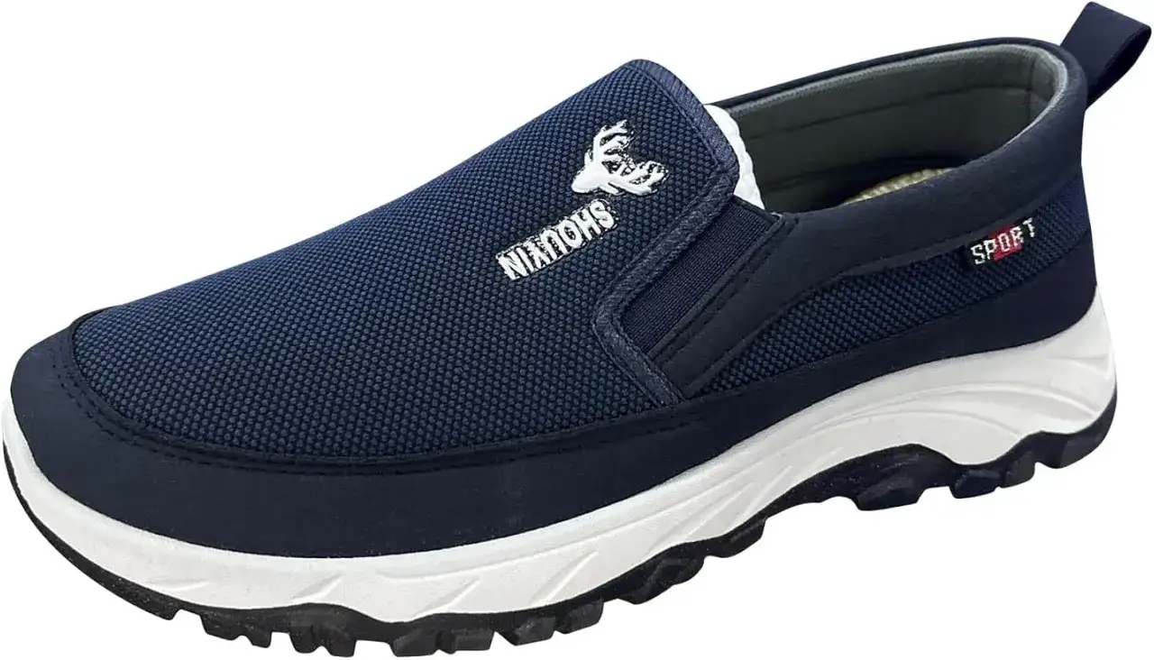 Zapatilla deportiva azul para hombre, ideal para combinar con cualquier atuendo casual.