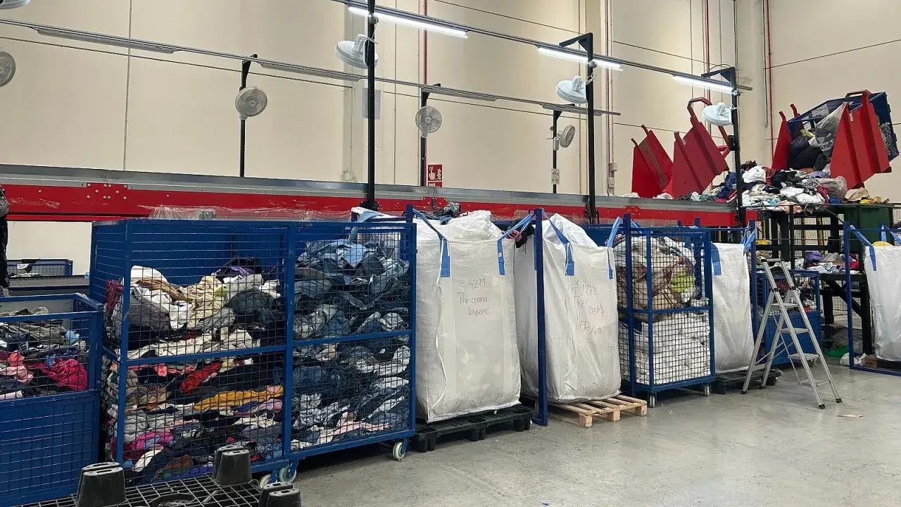 Bolsas y contenedores de ropa para reciclaje, un paso clave en el slow fashion España.
