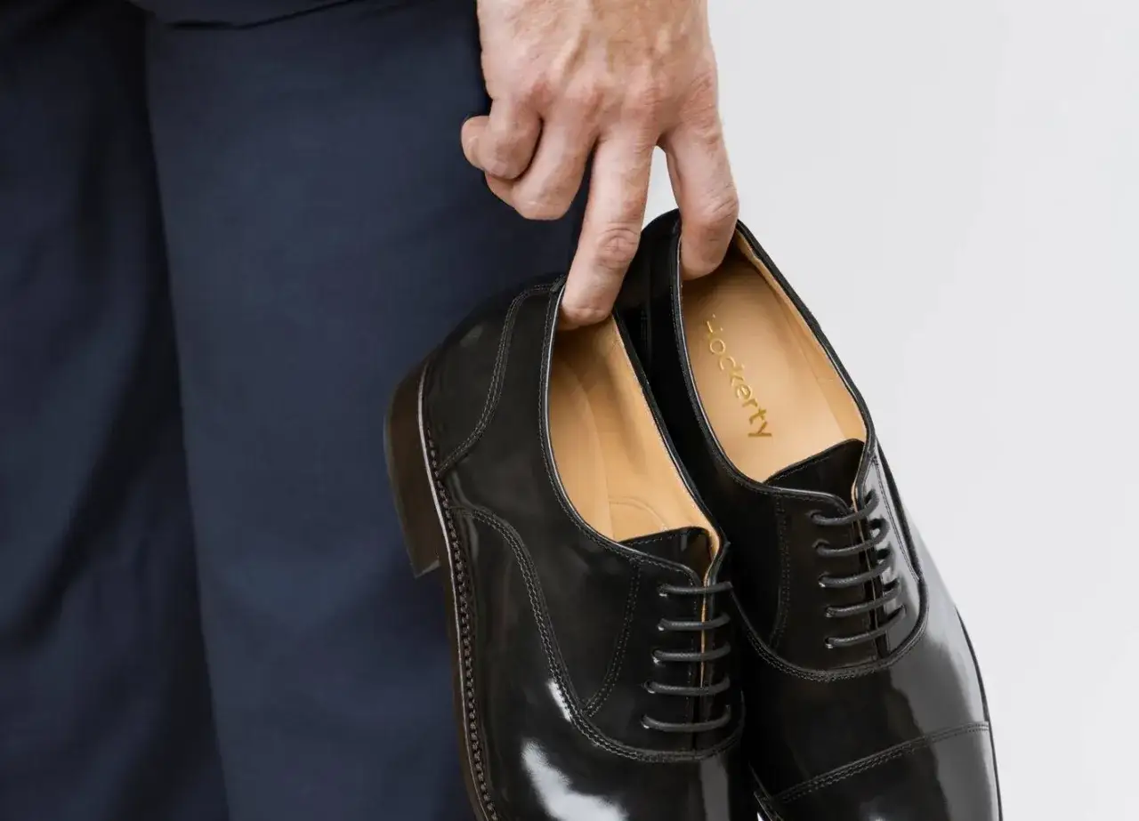 Elegantes zapatos negros de cordones, perfectos para el protocolo de boda hombre.