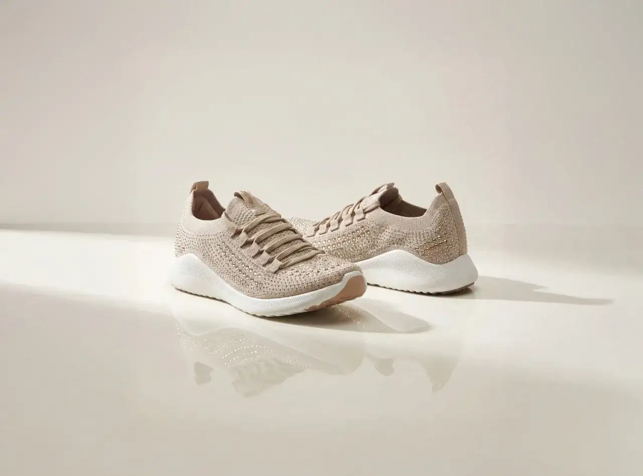 Zapatillas deportivas color beige con pedrer&iacute;a, ideales para quienes sufren de artrosis en los pies, ofreciendo comodidad y estilo.